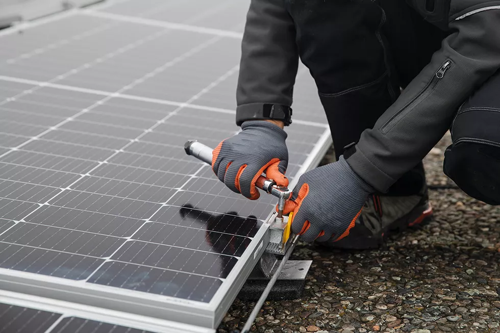 Montage von Einbauteilen einer PV-Anlage