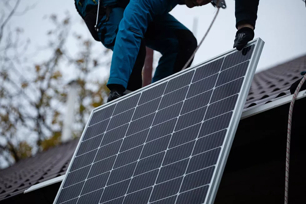 Montage einer Solarpaneele auf dem Hausdach