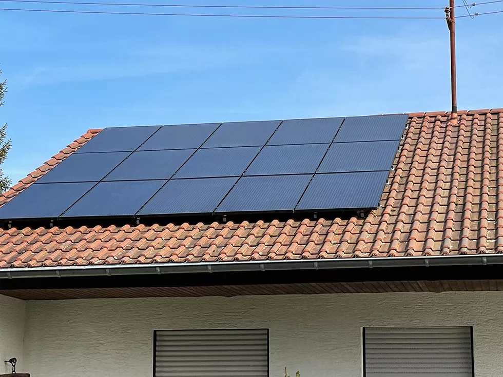 Nahaufnahme Solar Module auf rotem Steildach