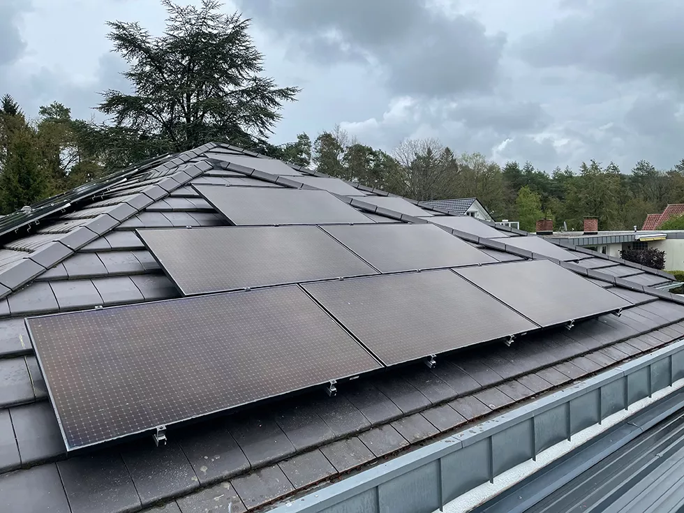 Solarmodule treppenförmig angeordnet, Metalldach