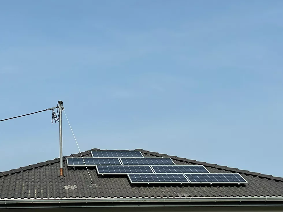 Solarmodule treppenförmig angeordnet, graues Hausdach