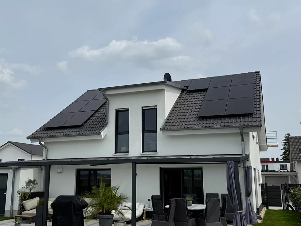 Solar Module auf modernem Hausdach eines Einfamilienhauses