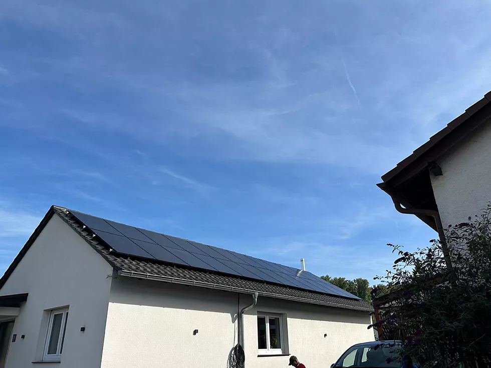 Viele Solar Module auf Steildach