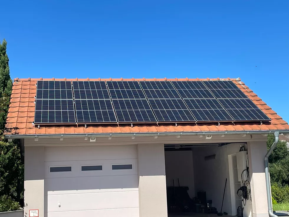 Solar Module auf steilem Garagendach