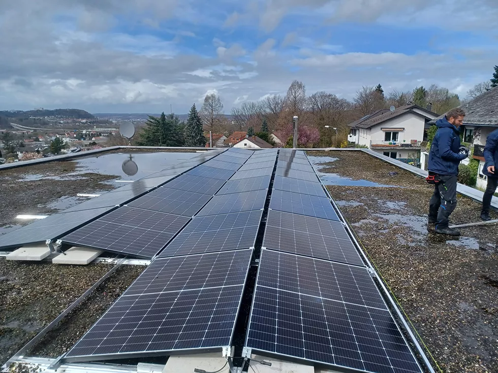 Solar Module auf bepflanzen Flachdach