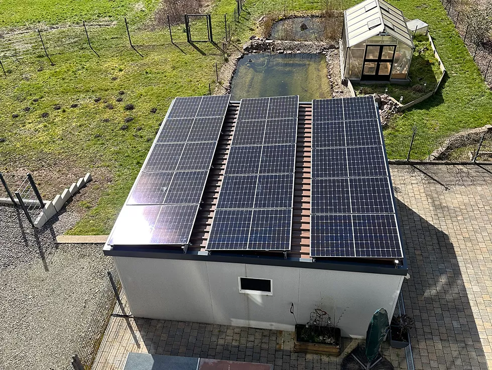 Große Solar Module auf Dach von oben