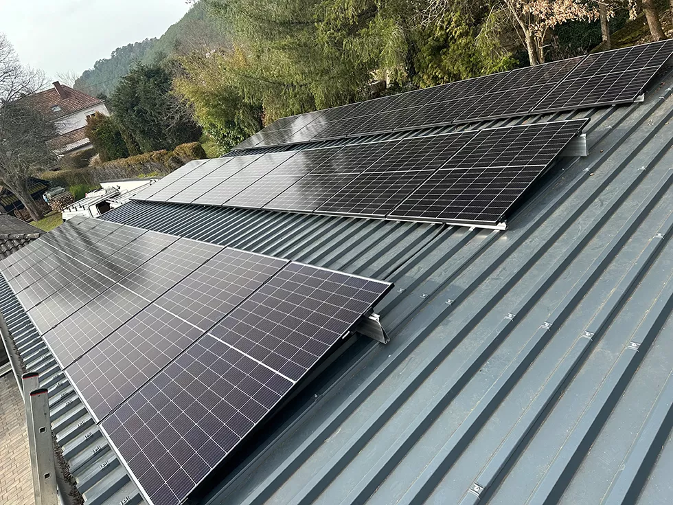 Große Solar Module auf Dach